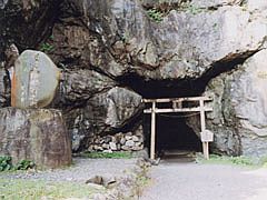 御厨人窟・神明窟