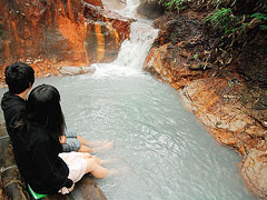 大湯沼川天然足湯